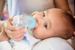 Нужно ли давать воду новорожденным?