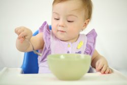 Каша для первого прикорма: когда и как вводить