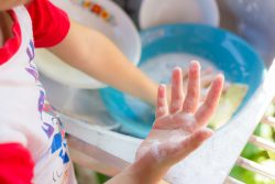 Чем мыть детскую посуду?