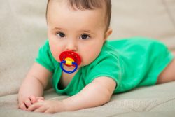 Как приучить ребенка к пустышке: все за и против