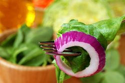 Красный лук в рационе ребенка: с какого возраста можно, польза и вред