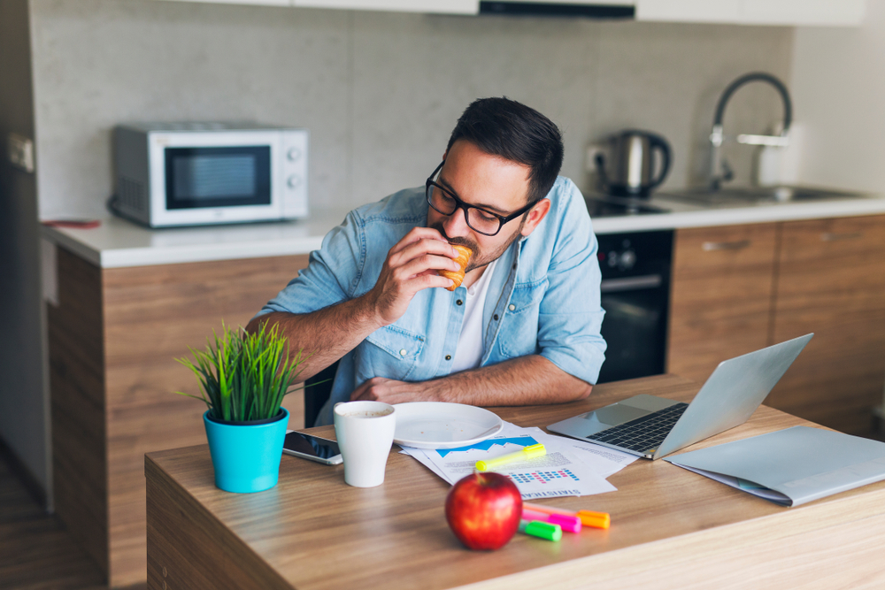 Еда в одиночестве вредна для сердца