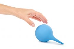 Как котенку сделать клизму?