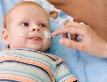 Шершавая кожа у ребенка: причины и рекомендации