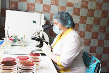 Дифтерия у взрослых: причины, симптомы, диагностика, лечение и профилактика