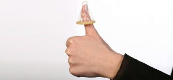 Помимо классических венерических заболеваний, таких, как, например, сифилис или гонорея, существует ряд болезней, которые также передаются при половом контакте, но могут иметь и другие пути передачи, основной из которых - парентеральный. Практически все они могут иметь достаточно серьезные последствия и даже приводить к летальному исходу. Именно о таких инфекциях, передающихся половым путем, и поговорим в данной статье, рассмотрим признаки популярных заболеваний. Генитальный герпес Это заболевание вызывается вирусом простого герпеса, передающегося преимущественно половым путем. Возможно внутриутробное заражение ребенка от инфицированной матери. Другие способы передачи инфекции считаются маловероятными. Риск заражения значительно возрастает, если у одного из половых партнеров на момент полового акта имеются выраженные местные симптомы заболевания. Следует помнить, что, даже при отсутствии признаков генитального герпеса, выделение вируса происходит, поэтому возможно заражение полового партнера. Болезнь очень часто протекает без каких-либо клинических проявлений, обострение, при котором проявятся симптомы заболевания, может наступить при ослаблении иммунитета. После заражения вирус простого герпеса навсегда остается в крови человека, избавиться от него невозможно, при помощи противовирусных препаратов можно только облегчить течение обострения болезни. Симптомы генитального герпеса Различают первичный герпес – первый случай заболевания после заражения, при котором появляются его симптомы, и рецидивы (второй и последующие случаи проявления заболевания). При первичной форме болезни у пациентов в области поражения (обычно это половые органы) появляются боль, чувство жжения и отечность, местные симптомы сопровождаются лихорадкой и головной болью. Спустя несколько суток после появления этих признаков на коже и слизистых оболочках половых органов появляются маленькие везикулы, которые содержат прозрачную жидкость. Они быстро лопаются, и на их месте образуются красные болезненные язвочки, которые обычно заживают в течение двух недель. Рецидивы заболевания чаще всего возникают при снижении иммунитета, во время простудных заболеваний, после переохлаждений, эмоциональных стрессов, симптомы не так ярко выражены, как при первичной форме заболевания. Признаки болезни, как правило, появляются на одних и тех же местах и излечиваются быстрее, за 7-10 дней. Обычно генитальный герпес не вызывает серьезных последствий для организма, напоминая о себе лишь в периоды обострений. Особенно внимательными к своему здоровью нужно быть женщинам детородного возраста. При заражении первичным генитальным герпесом во время беременности вероятность передачи вируса плоду составляет 50%, а при рецидивирующей форме заболевания 5% детей рождаются с симптомами врожденного герпеса. Его проявления у новорожденных могут быть различными: поражение кожи, слизистых оболочек, глаз, нервной системы и внутренних органов. ВПЧ (вирус папилломы человека) Заболевания, вызываемые ВПЧ, были известны еще в Древней Греции, и даже Гиппократ описывал некоторые из них. На сегодняшний день более половины населения земного шара является носителями вируса папилломы человека, а по некоторым данным инфицированы более 90% людей. Сегодня науке известно около 100 видов папилломавируса, все они в разной степени способствуют развитию опухолевых процессов. Существует условное деление вирусов на 2 группы: ВПЧ с высоким и низким онкогенным риском. Инфицирование происходит преимущественно половым путем, возможна передача вируса ребенку во время родов, также есть вероятность заражения и контактно-бытовым путем. Обычно носителей вируса никакие симптомы не беспокоят, так как иммунная система подавляет его активность. В группу повышенного риска заражения входят люди, часто меняющие половых партнеров и пренебрегающие средствами барьерной контрацепции, больные венерическими заболеваниями (гонорея, сифилис, хламидиоз и др.), а также с ослабленным иммунитетом. Признаки заболеваний обычно появляются при снижении иммунитета, в том числе местного, на каком-либо участке кожи или слизистых оболочек. Симптомы ВПЧ Проявления папилломавируса могут быть различными, в зависимости от типа вируса, а также от возраста его носителя. У молодых людей ВПЧ проявляется в виде бородавок, папиллом и остроконечных кондилом. При половом пути передачи вируса наиболее часто возникаю именно кондиломы, локализующиеся на коже и слизистых оболочках половых органов и в анальной области. Не все внешние проявления ВПЧ представляют опасность для здоровья человека, чаще всего они доставляют моральный и физический дискомфорт. Бородавки и папилломы очень часто располагаются на открытых участках кожи (лицо, шея, кисти рук) и в местах, где происходит их постоянная травматизация (подмышечные впадины, локтевые сгибы, подошвы и др.). Следует помнить, что всегда существует вероятность злокачественного перерождения этих кожных новообразований, поэтому удалять их самостоятельно не стоит, лучше обратиться к врачу и избавиться от них после обследования. Кроме того внимательно следует относиться к своему здоровью женщинам, инфицированным ВПЧ, так как некоторые его типы (особенно 16 и 18) повышают риск развития злокачественных опухолей шейки матки и влагалища. Вирусные гепатиты Половой путь передачи имеют вирусы гепатитов В, С и D, также они передаются парентерально при использовании грязных шприцев, переливании крови, от больной матери к ребенку через плаценту. Кроме того, регистрируются случаи заражения во время медицинских манипуляций (например, у стоматолога, гинеколога и др.), при нанесении татуировок, пирсинга, бытовых микротравмах во время маникюра, бритья и др. Симптомы вирусных гепатитов Инкубационный период после заражения может составлять до 6 месяцев. Первыми признаками заболевания обычно являются общая слабость, недомогание, головная боль, ухудшение сна. При гепатите В могут появляться расстройства пищеварения, боли в суставах, тупые боли в правом подреберье, желтуха, больные отмечают потемнение мочи и осветление стула. При нормальном иммунитете в течение 1,5-3 месяцев у 50-70% больных наступает выздоровление, у остальных болезнь переходит в хроническую форму. Даже у выздоровевших пациентов могут на всю жизнь остаться последствия болезни в виде увеличения печени (без отклонений от нормы лабораторных анализов), поражения желчевыводящих путей и поджелудочной железы. Гепатит С, в отличие от гепатита В, при котором бессимптомная форма встречается редко, может длительное время не проявлять себя. Когда появляется ухудшение самочувствия, как правило, уже есть поражение печени. Выздоровление происходит только в 15-20% случаев, у остальных 80-85% пациентов заболевание переходит в хроническую форму. У больных хроническим гепатитом С периодически возникает недомогание, отмечается увеличение печени, в анализах крови регистрируются отклонения от нормы. В таком виде болезнь может протекать до 15-20 лет, постепенно у больных ухудшается самочувствие и аппетит, они постоянно ощущают тяжесть в правом подреберье, теряют вес. Развивается печеночная недостаточность, у 30-40% - цирроз и рак печени. У наркоманов, людей с ослабленным иммунитетом, носителей других инфекций, таких, как ВИЧ, болезнь может развиваться стремительно, больные быстро погибают. ВИЧ (вирус иммунодефицита человека) ВИЧ во многих странах мира занимает первое место по распространенности среди инфекций, передаваемых половым путем. Часть заразившихся ВИЧ остается носителями вируса, у других развивается тяжелый иммунодефицит (СПИД), вследствие которого возникают вторичные инфекционные и опухолевые процессы, которые и становятся причиной гибели больного. Основной путь передачи инфекции – половой. Вирус обнаруживается во всех биологических жидкостях, однако, только в крови, лимфе, сперме, вагинальных выделениях и грудном молоке он содержится в количестве, достаточном для заражения. Избежать заражения половым путем можно, применяя только барьерные средства контрацепции (презервативы). В группу повышенного риска заражения попадают люди, ведущие беспорядочную половую жизнь, гомосексуалисты, наркоманы, а также люди, страдающие любыми другими венерическими заболеваниями. Риск заражения повышен у доноров крови и медицинских работников. По данным статистики, ВИЧ чаще всего диагностируется у мужчин, причем почти половина из них инфицируется в результате однополых контактов (вероятность заражения наиболее высокая при анальном сексе). Также можно отметить тот факт, что представители негроидной расы почти в 7 раз чаще заражаются ВИЧ, чем европейцы или азиаты, что объясняется различным уровнем восприимчивости к инфекции у людей разных рас. Симптомы ВИЧ Инкубационный период после заражения вирусом может составлять от 3 недель до 1 года, его длительность зависит от состояния иммунного статуса заболевшего. При ослаблении иммунитета или наличии каких-либо венерических болезней длительность инкубационного периода может сокращаться. В 90% случаев после окончания периода инкубации заболевания у заразившихся появляются симптомы острой ВИЧ инфекции, которые очень напоминают признаки ОРВИ. У больных поднимается температура тела, они жалуются на общую слабость, головную боль, могут появиться насморк и кашель, при осмотре определяются увеличенные лимфатические узлы. Через 1-2 недели состояние больных обычно улучшается, и начинается латентный период заболевания, во время которого самочувствие больных остается удовлетворительным. Скрытый период заболевания в среднем продолжается 7-12 лет, все это время больной может заражать здоровых людей, не зная о том, что он инфицирован. У наркоманов латентный период заболевания значительно сокращается. Затем у больных наступает период вторичных заболеваний. У них возникают оппортунистические инфекции, вызываемые обычной микрофлорой, которую у здоровых людей подавляет иммунная система. Эта стадия и называется СПИД, может длиться до двух лет, больные часто погибают от тяжелых заболеваний дыхательной, нервной, пищеварительной систем, злокачественных новообразований, грибковых поражений. На сегодняшний день ВИЧ является неизлечимым заболеванием, инфицированный является заразным на любой его стадии. К сожалению, болезнь может очень долгое время не проявлять себя, ВИЧ-инфицированный человек, даже не подозревая о ней, может заражать здоровых людей. Благодаря современным лекарственным препаратам, продолжительность жизни инфицированных увеличилась, больные могут прожить практически полноценно не один десяток лет. По сути, постоянная высокоактивная антиретровирусная терапия замедляет прогрессирование ВИЧ-инфекции и ее переход в стадию СПИДа. Тем не менее, она имеет ряд тяжелых побочных эффектов, которые могут снижать качество жизни больного. Следует отметить, что в быту больной человек не представляет опасности для окружающих. ВИЧ крайне неустойчив во внешней среде и быстро погибает в ней, потому невозможно заразиться при использовании бытовых предметов, в том числе посуды, полотенец, через рукопожатие, воздушно-капельным путем, при посещении бассейнов и др. Не передается ВИЧ и при укусах комаров. Заболевания, передаваемые половым, могут привести к очень тяжелым последствиям, поэтому для того, чтобы избежать заражения, необходимо исключить случайные