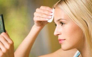 Жирная кожа лица: уход за ней и лечение