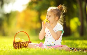 девочка в лесу ест яблоки