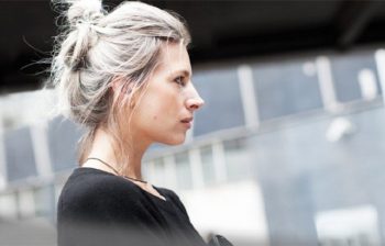 девушка рано поседела