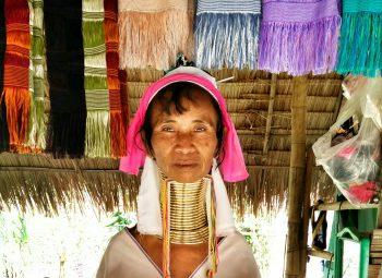 женщина с длинной шеей из племени