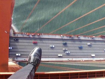 человек смотрит с высоты