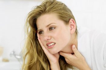 девушка смотрит в зеркало на волосы