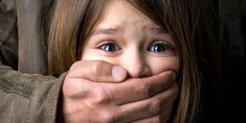 ребенку зажимают рот