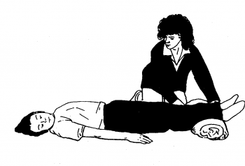 женщина кладет пострадавшему валик под ноги