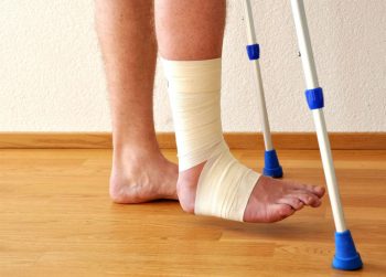 мужчина с переломом на костылях