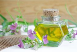 Эфирные масла для ухода за жирными волосами