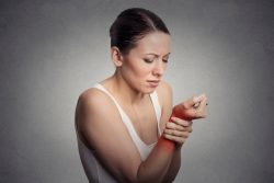 Первая помощь при вывихе суставов