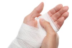 Травмы кисти и лучезапястного сустава: первая помощь