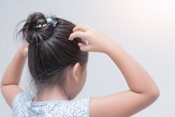 Педикулез у детей, чем лечить: обзор средств от вшей