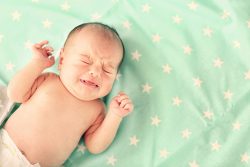 Почему трясется подбородок у новорожденного?