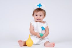 Как поставить ребенку клизму?