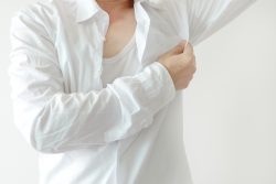 Потливость у мужчин: причины, лечение и профилактика