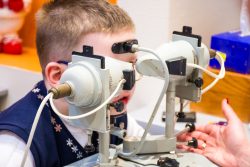 Аппаратное лечение зрения у детей: показания, советы родителям