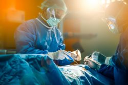 От трав до цифровых мониторов: как человечество училось усыплять боль