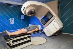 Дистанционная лучевая терапия: суть метода и показания, реабилитация после сеансов, эффективность и недостатки