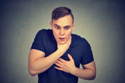 Ларингоспазм у взрослых: причины, признаки, принципы лечения