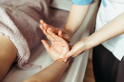 Реабилитация без вставания с кровати: как сохранить здоровье, когда движение ограничено