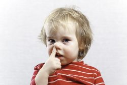 Инородное тело в носу у ребенка: признаки, советы по оказанию помощи