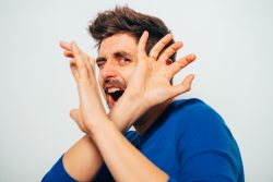 Психология суеверий: почему и зачем люди верят приметам. Их влияние на психику