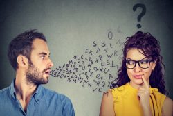 Как привлечь внимание парня — советы психолога