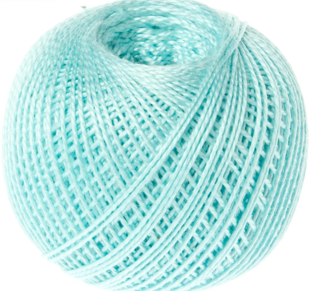 клубок голубых ниток