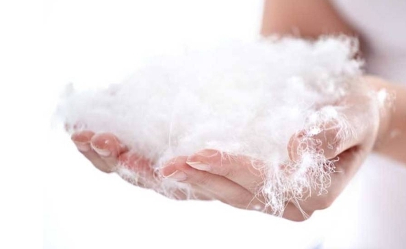 искусственный лебяжий пух в руках