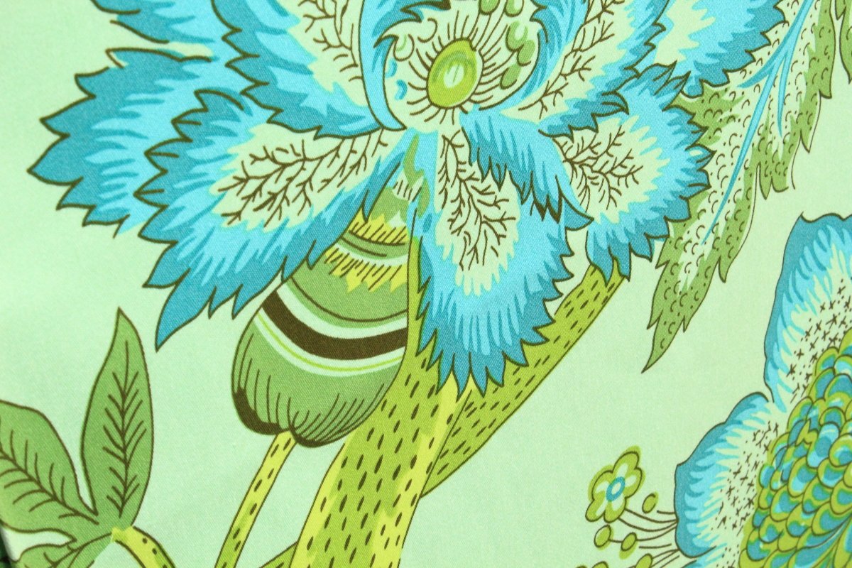 яркая ткань с голубыми цветами